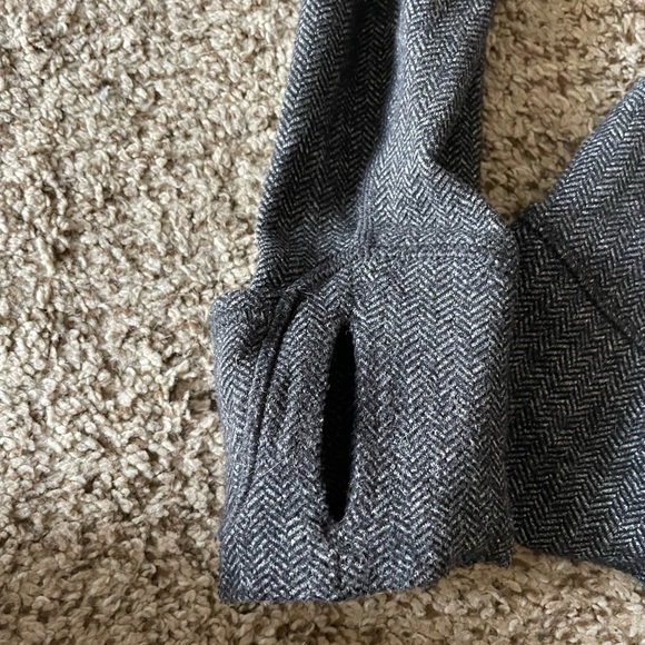 Lululemon running shirt - size 4 - Picture 2 of 4